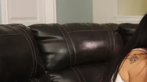 Asiatische Hottie von riesigem BBC auf Ledercouch ruiniert: Ansehen auf EroticOnly.DE